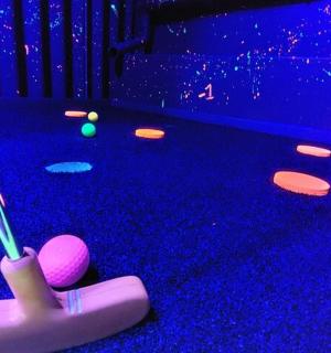 在紫色的房间里用球杆打一场斯诺克