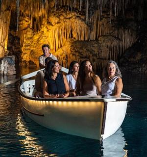 一群人在山洞里的船上