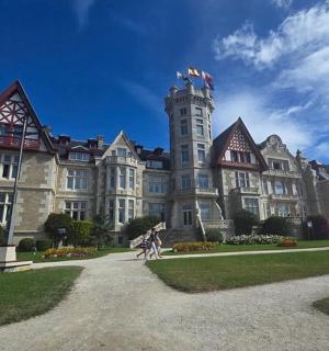 一座顶部有塔楼的大楼