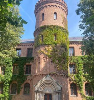 an old brick building with ivy growing on it