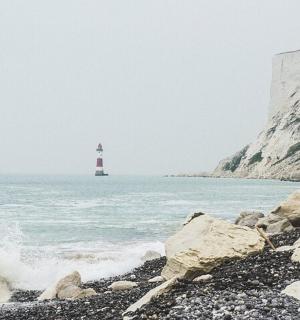 一座位于岩石海滩上的灯塔，与大海相映成趣