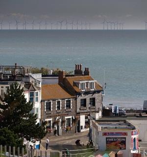 一组位于海洋中的带有风力涡轮机的建筑