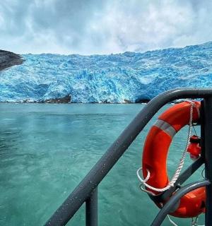 水体中的船上的木筏