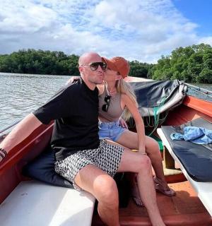 一男一女坐在船上