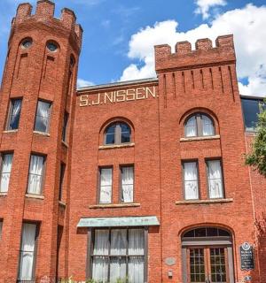 一座有两座塔楼的红砖建筑