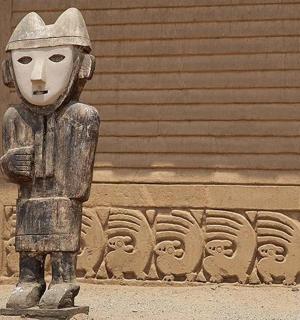 socha osoby stojící před budovou