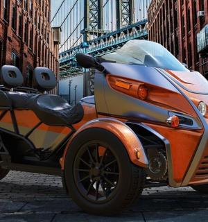 一辆橙色电动汽车停在城市街道上