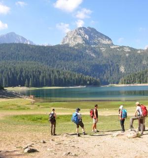 一群人站在湖边的山上