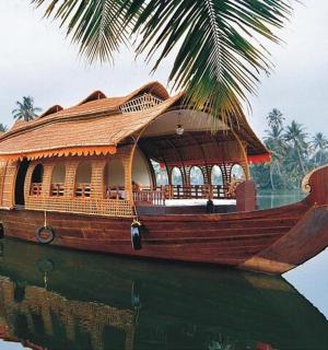 水上有房子的木船