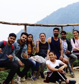 一群人在山上摆姿势拍照