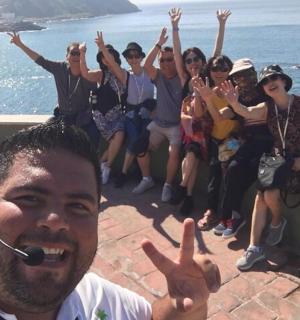 一群人在海上的船上