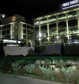 夜晚灯光明亮的大楼