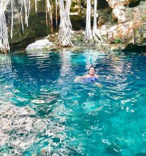 en mand, der svømmer i en pool af blåt vand