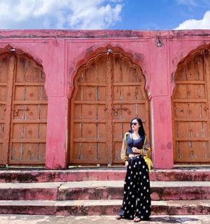 žena stojící před třemi dřevěnými dveřmi