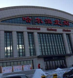 一座正面有文字的大楼