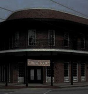 тухлена сграда с табела пред нея