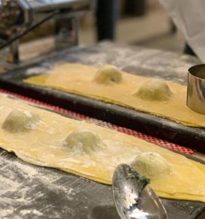 一个人正在餐桌上做饭