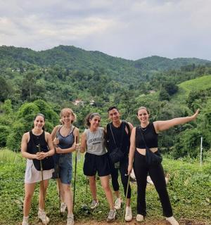 一群人在山上摆姿势拍照