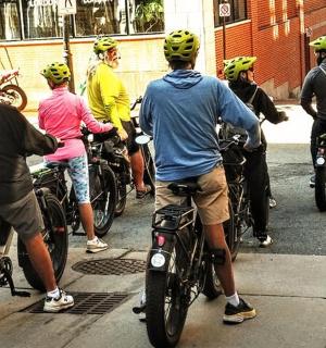 街上一群骑摩托车的人