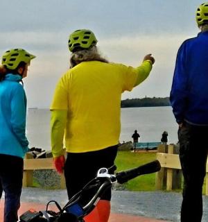 三个戴着头盔的人看着水