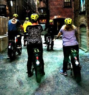 一群戴着头盔骑摩托车的人