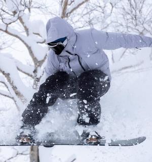 一个人在雪地里滑雪
