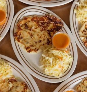 满满一桌子的食物和披萨