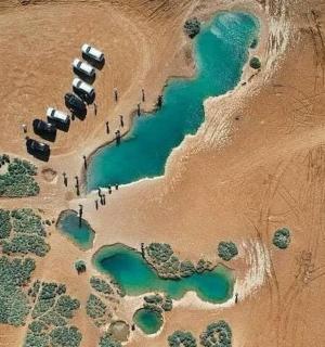 海滩上一组建筑的鸟瞰图