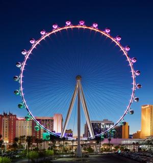 夜晚城市中的大型摩天轮