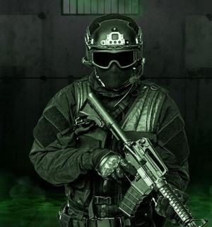 一名身穿军装、手持枪支的男子