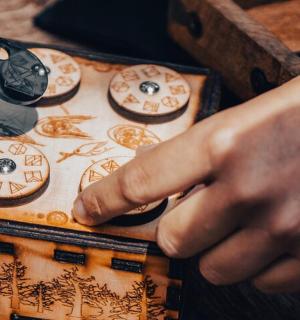 一个人正在用剪刀剪木头