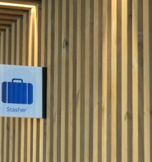 знак на зиду са кофером на њему