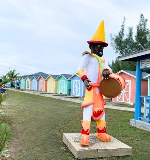 手持鼓的男子雕像