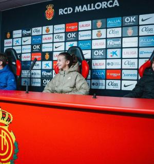 一群戴着耳机坐在红色柜台后面的人