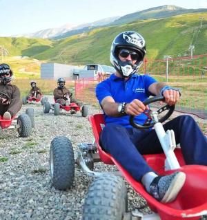 一群人骑着四轮摩托车