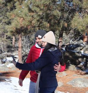 一名男子和一名女子正在看手机