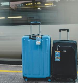 火车旁边放着三件行李