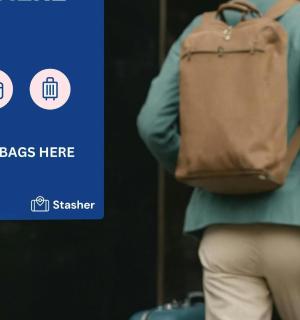 一位背着背包、带着行李站在屏幕前的女人