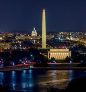 Pohled na Washingtonský monument v noci