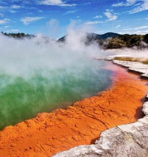 vodní plocha, z níž vychází pára