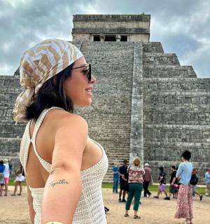 站在金字塔前的女人