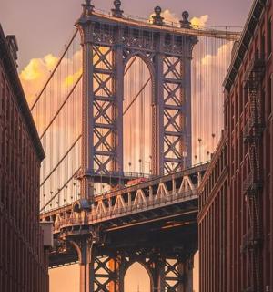 eine Brücke mit Menschen darauf zwischen zwei Gebäuden