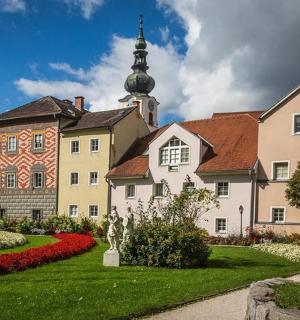 velká budova se zahradou před ní