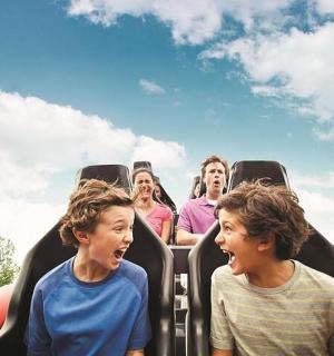 一群人坐过山车