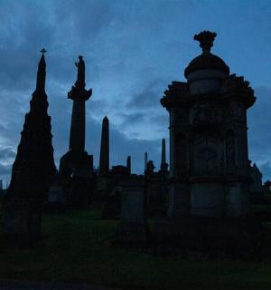 多云天空下的墓地轮廓