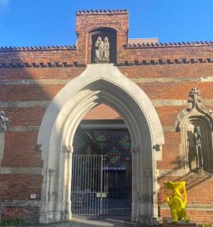 一座前面有黄色雕像的建筑