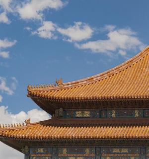 一座有着金色屋顶和多云天空的建筑