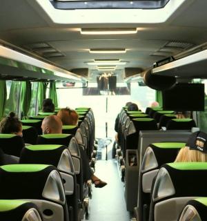 grupa ludzi siedząca w autobusie