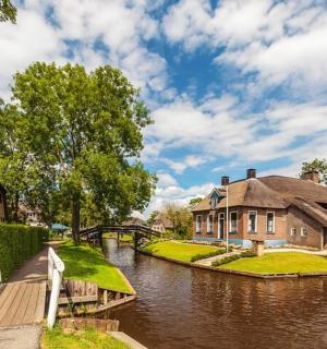 河边有座桥的房子