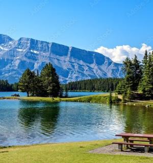 湖边有一张野餐桌，旁边还有一座山